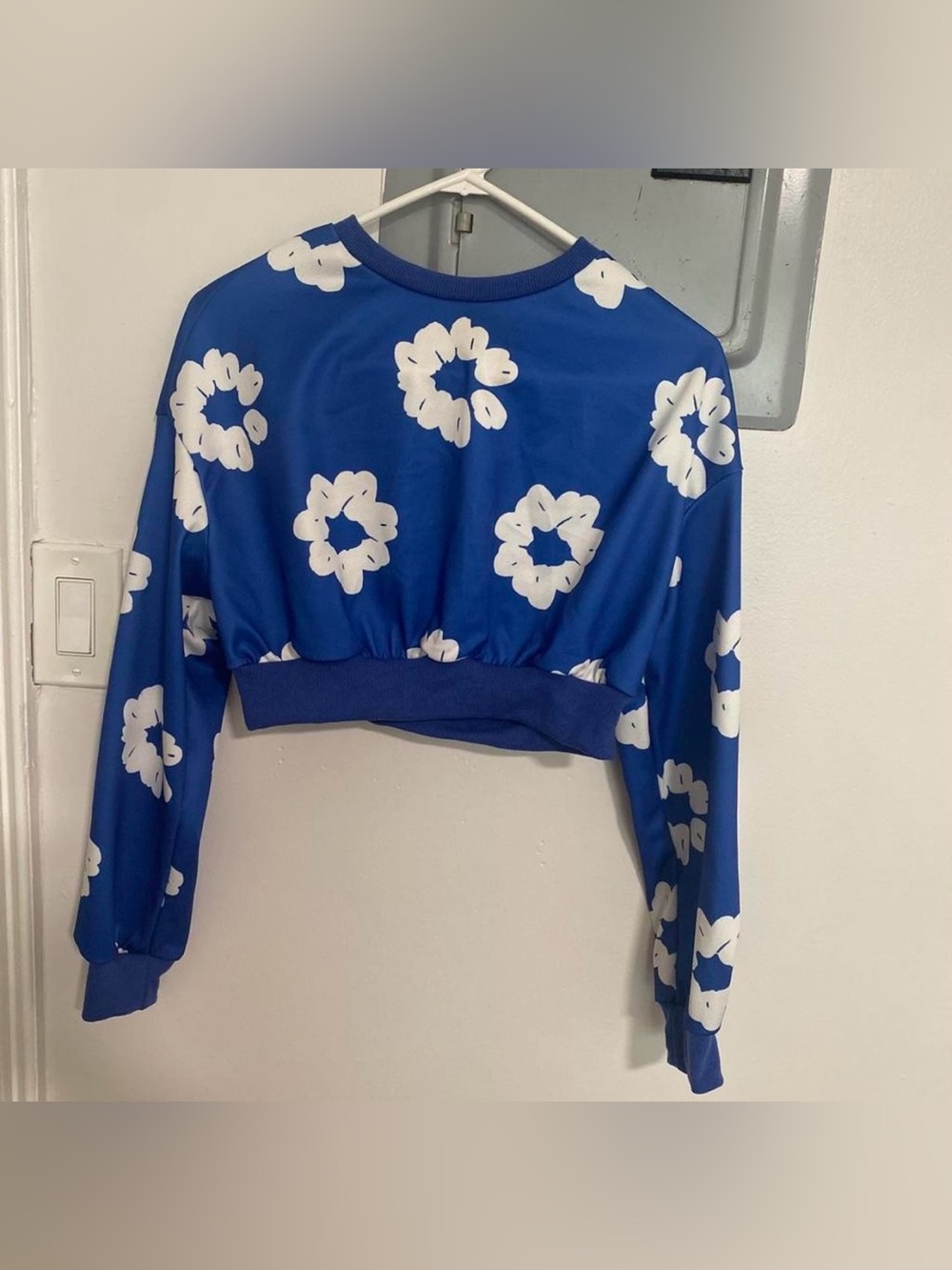 SHEIN Blue Cropped Floral Sweatshirt